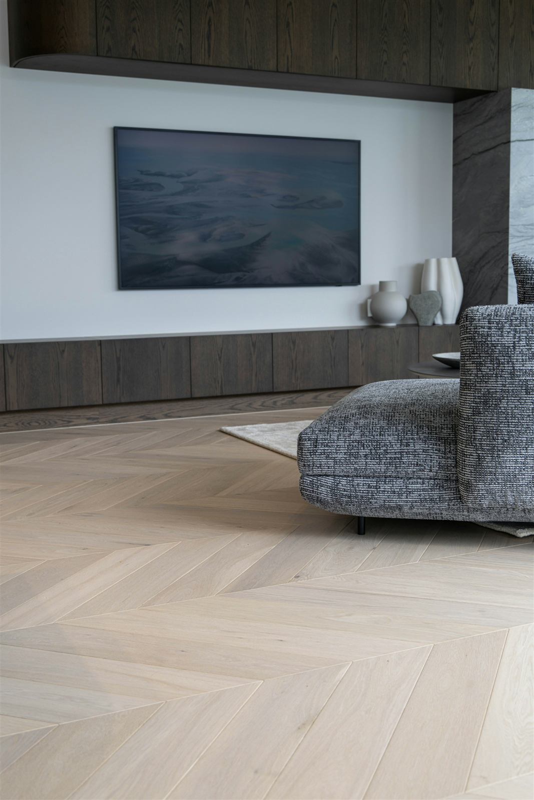 Séjour contemporain avec canapé gris et parquet en chevrons clair